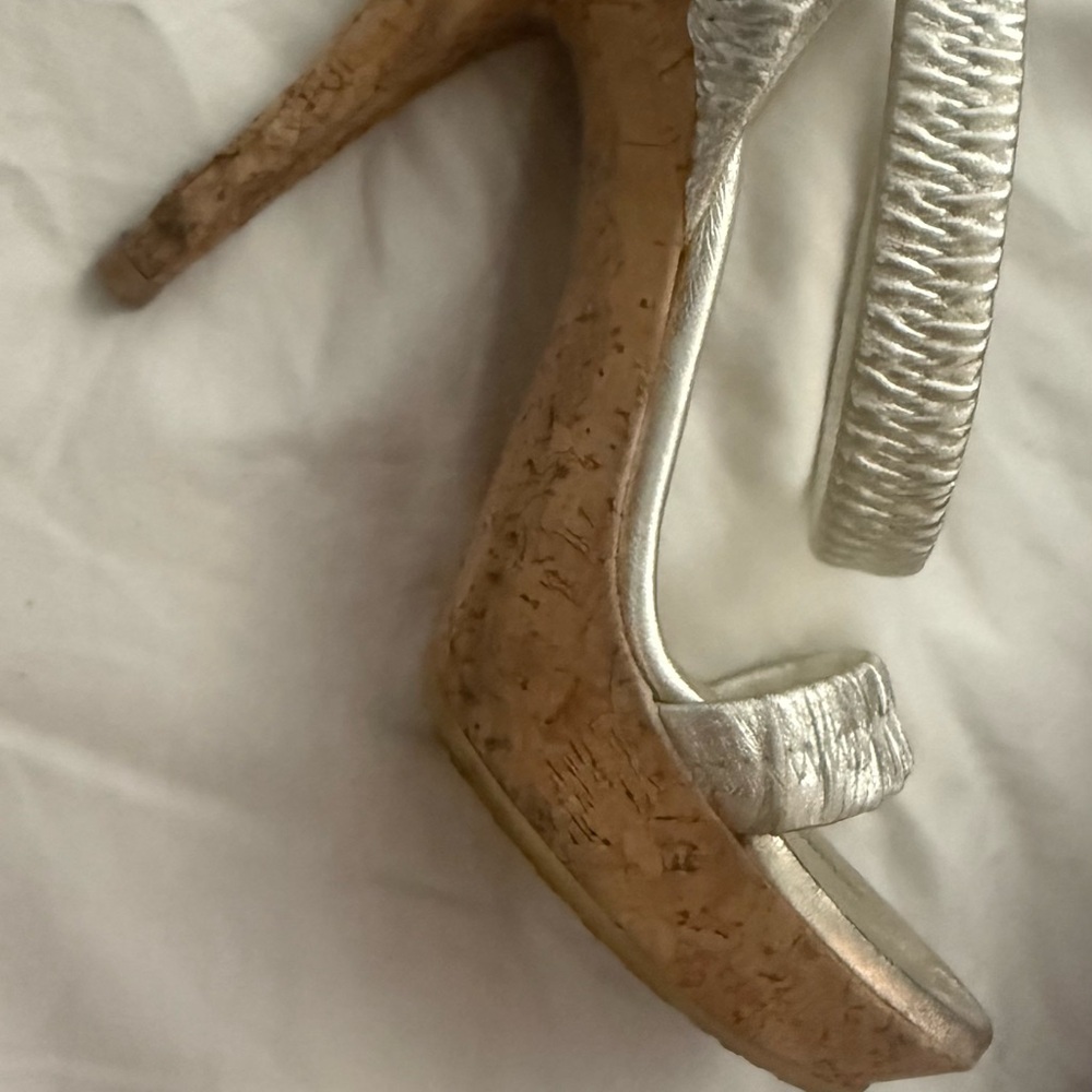 Gucci Brown Box with Gold Logo. They’re like new but cork got ruined in the box - Picture 16 of 16